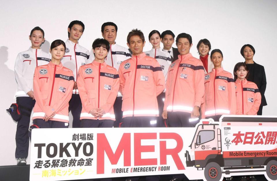 　初日舞台挨拶に登場した（前列左から）生見愛瑠、高杉真宙、江口洋介、鈴木亮平、菜々緒、宮澤エマ（後列左から）フォンチー、佐野勇斗、小手伸也、中条あやみ、賀来賢人、石田ゆり子、松木彩監督（撮影・石井剣太郎）