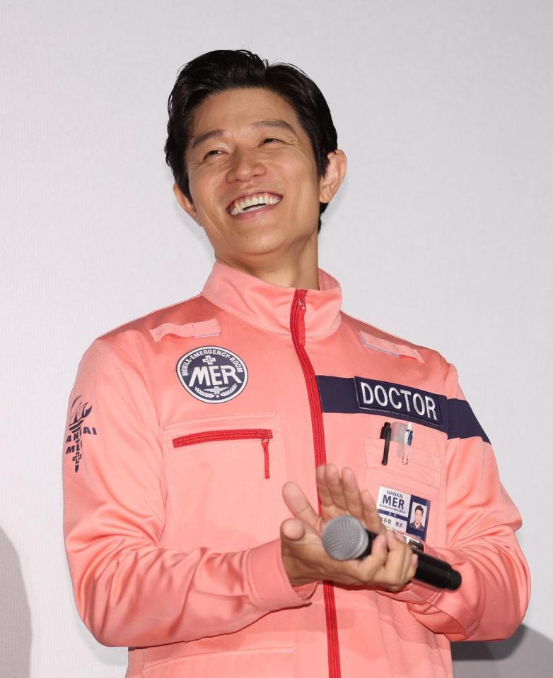 　初日舞台挨拶に登場した鈴木亮平（撮影・石井剣太郎）