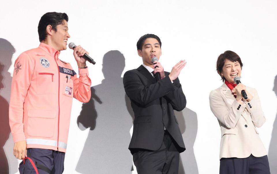 　初日舞台挨拶に登場した（左から）鈴木亮平、賀来賢人、石田ゆり子（撮影・石井剣太郎）