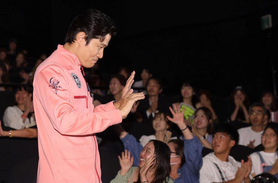 　初日舞台挨拶に登場する鈴木亮平（撮影・石井剣太郎）