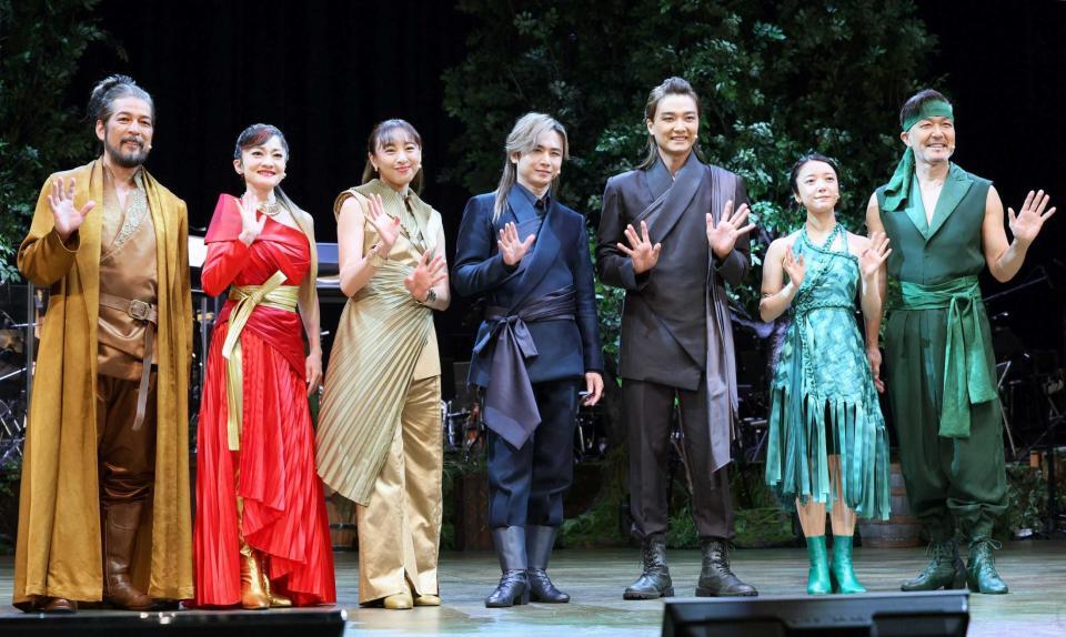 　会見に登壇した（左から）宮川浩、島田歌穂、音月桂、堂本光一、井上芳雄、上白石萌音、大澄賢也（撮影・石井剣太郎）