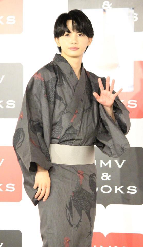 　手を振るＯＮＥ　Ｎ’ＯＮＬＹの草川直弥