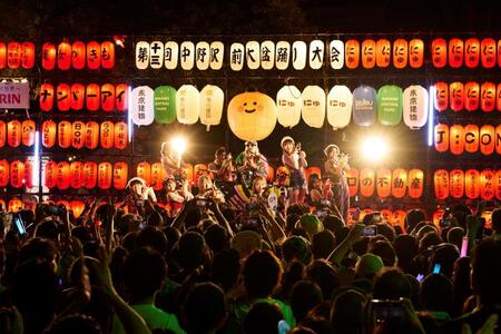 　アイドルグループ・ＢＥＹＯＯＯＯＯＮＤＳとコラボしたＤＪ　ＫＯＯ