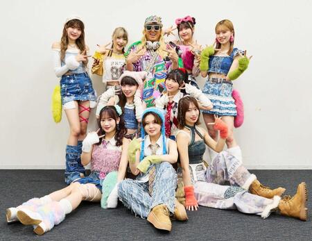 　ＢＥＹＯＯＯＯＯＮＤＳとの盆踊りコラボイベントを行ったＤＪ　ＫＯＯ（後列中央）