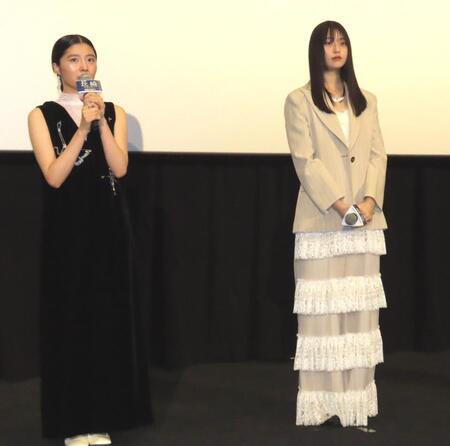 　映画「長崎－閃光（せんこう）の影で－」の舞台あいさつに登壇した菊池日菜子（右）と川床明日香
