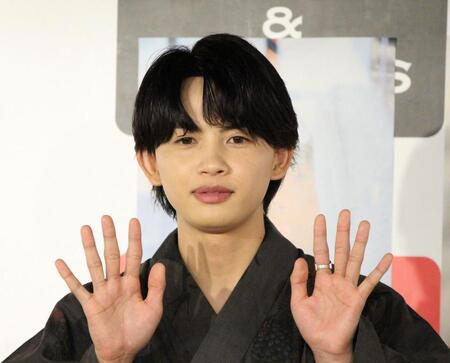 　手を振るＯＮＥ　Ｎ’ＯＮＬＹの草川直弥