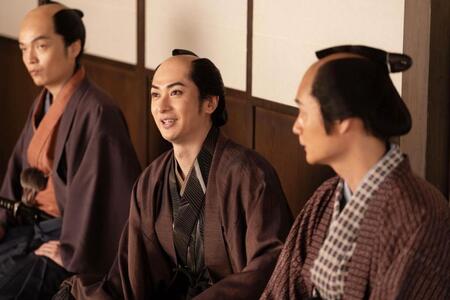 　北尾政演（山東京伝）を好演する古川雄大（中央）