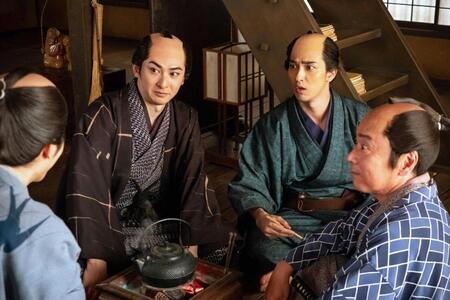 　北尾政演（山東京伝）役の古川雄大（中央左）と蔦屋重三郎役の横浜流星（同右）