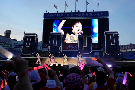 　モアイ像をバックにパフォーマンスする、ももいろクローバーＺ（Ｃ）キングレコード