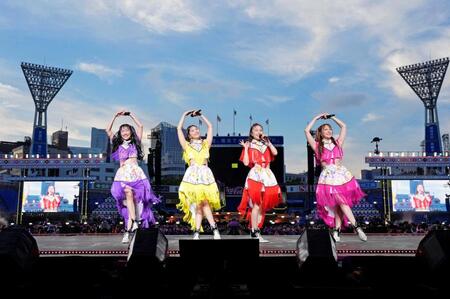 　横浜スタジアムで３年ぶりとなる夏の大型ライブを行ったももいろクローバーＺの（左から）高城れに、玉井詩織、百田夏菜子、佐々木彩夏（Ｃ）キングレコード