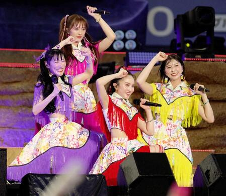 　パフォーマンスするももいろクローバーＺの（左から）高城れに、佐々木彩夏、百田夏菜子、玉井詩織（Ｃ）キングレコード