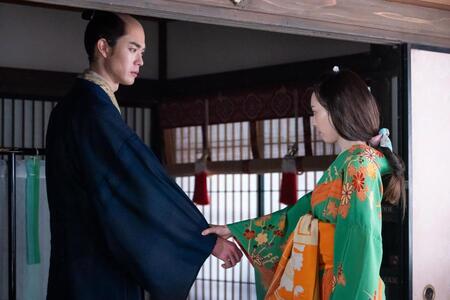 　田沼意知（宮沢氷魚＝左）に思いを寄せる誰袖を熱演する福原遥