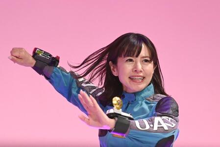 　変身ポーズを見せるさとう珠緒（撮影・園田高夫）