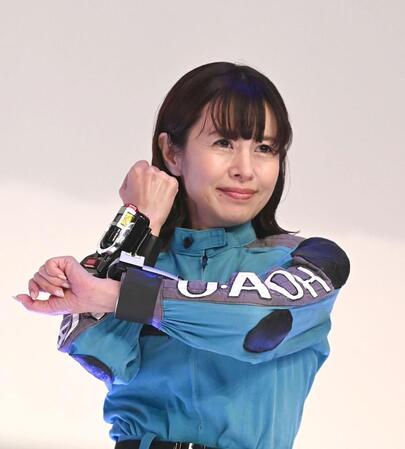 　変身ポーズで登場したさとう珠緒（撮影・園田高夫）