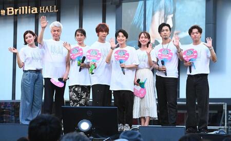 　報道陣に手を振る（左から）知念里奈、鹿賀丈史、濵田めぐみ、浦井健治、小池徹平、ソニン、上原理生、上川一哉（撮影・園田高夫）