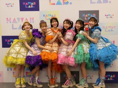 　写真に応じる（左から）早瀬ノエル、仲川瑠夏、鎮西寿々歌、松本かれん、櫻井優衣、真中まな