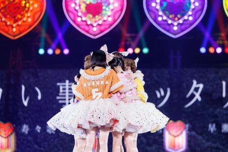 　東京ドーム公演が発表され、抱き合って喜ぶＦＲＵＩＴＳ　ＺＩＰＰＥＲ（提供：ヨシモリユウナ）