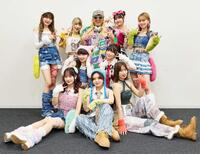 　ＢＥＹＯＯＯＯＯＮＤＳとの盆踊りコラボイベントを行ったＤＪ　ＫＯＯ（後列中央）