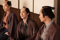 　北尾政演（山東京伝）を好演する古川雄大（中央）