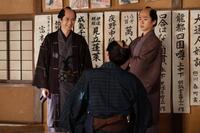 　北尾政演（山東京伝）を好演する古川雄大（左）