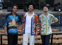 　ポーズを決める（左から）ＢＲＡＤＩＯの酒井亮輔、真行寺貴秋、大山聡一