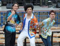 　ポーズを決める（左から）ＢＲＡＤＩＯの酒井亮輔、真行寺貴秋、大山聡一
