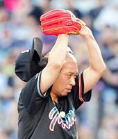 　さすがｗ爆笑始球式の大悟＝ＺＯＺＯマリンスタジアム、２０２３年撮影