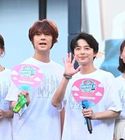 　手を振る小池徹平（右）と浦井健治（撮影・園田高夫）