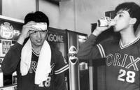 　現役時代、ジュースを飲む星野伸之（右）＝１９８９年６月２３日