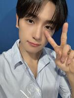 韓国ボーイズグループメンバー 足首の一部靭帯を断裂 音楽番組では椅子