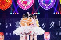 　東京ドーム公演が発表され、抱き合って喜ぶＦＲＵＩＴＳ　ＺＩＰＰＥＲ（提供：ヨシモリユウナ）