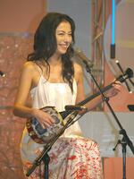 三線の演奏を披露した国分佐智子＝２００９年６月