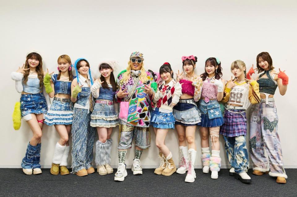 　ＤＪ４５周年プロジェクトでアイドルグループ・ＢＥＹＯＯＯＯＯＮＤＳと盆踊りコラボしたＤＪ　ＫＯＯ（左から５番目）