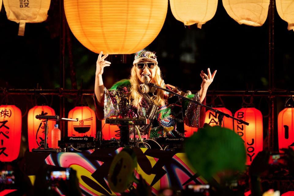 　ＤＪ４５周年プロジェクトを東京・中野駅前大盆踊り大会で開催したＤＪ　ＫＯＯ