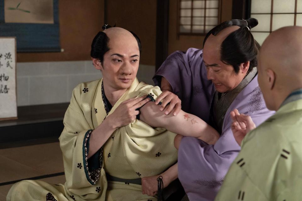 　第29回内の劇中劇で特徴的な鼻を付けて北尾政演（山東京伝）を演じた古川雄大