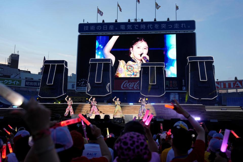 　モアイ像をバックにパフォーマンスする、ももいろクローバーＺ（Ｃ）キングレコード