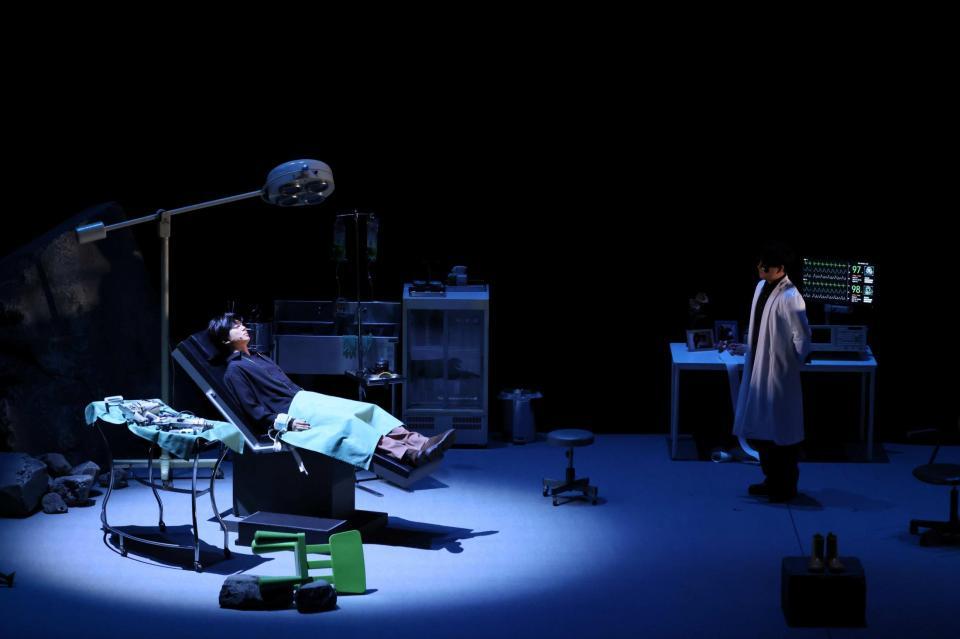 　熱演する加藤シゲアキ（撮影・宮川舞子）