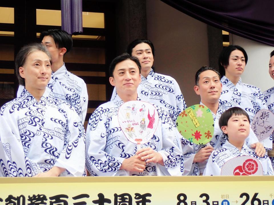 　劇場前イベントに参加した（左から）中村七之助、松本幸四郎、中村勘九郎、中村長三郎