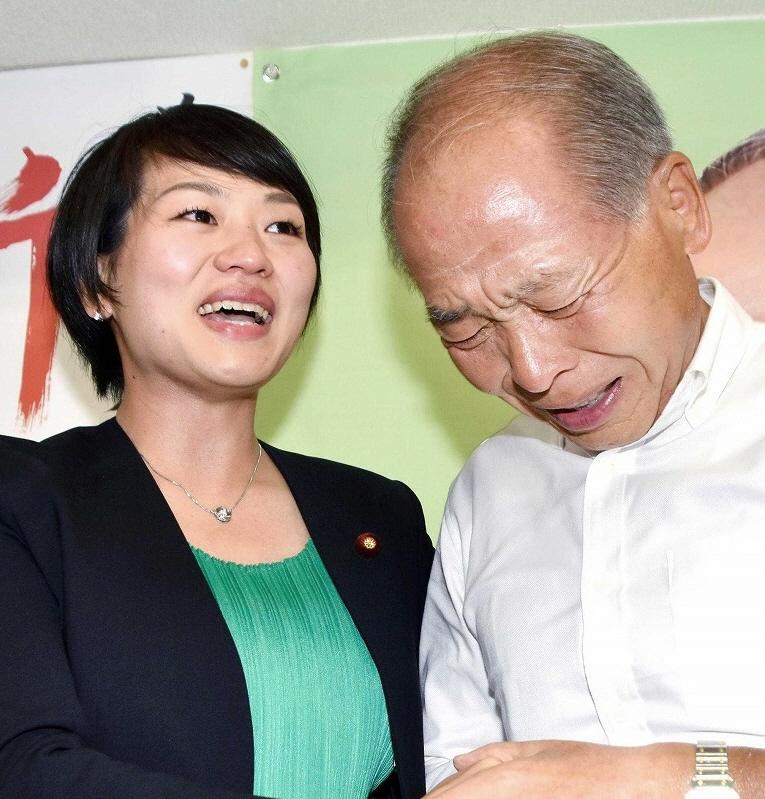 　鈴木貴子氏（左）と鈴木宗男氏（２０１９年）