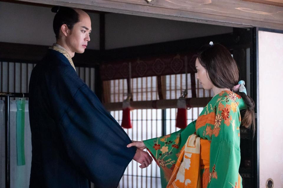 　田沼意知（宮沢氷魚＝左）に思いを寄せる誰袖を熱演する福原遥