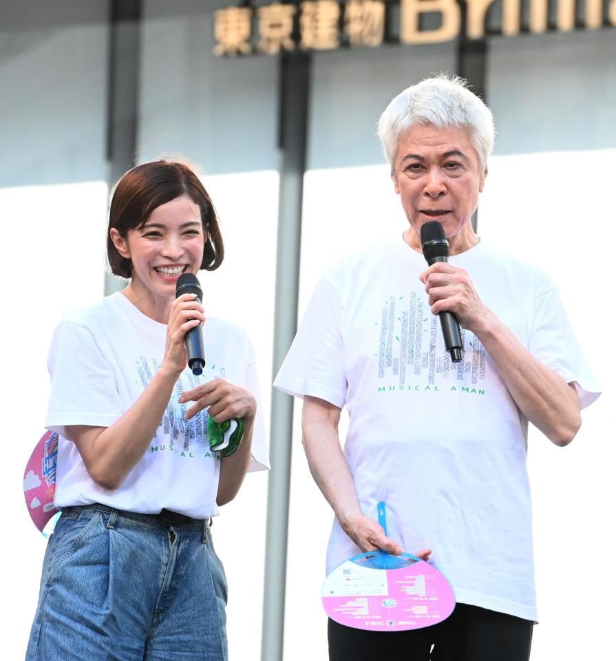 　鹿賀丈史（右）のコメントに笑顔を見せる知念里奈（撮影・園田高夫）