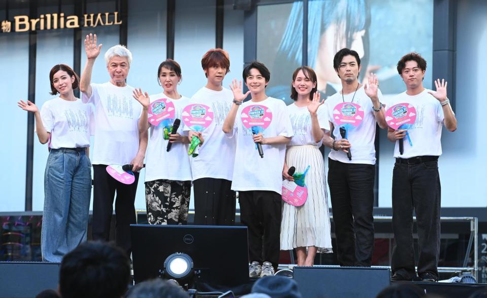 　報道陣に手を振る（左から）知念里奈、鹿賀丈史、濵田めぐみ、浦井健治、小池徹平、ソニン、上原理生、上川一哉（撮影・園田高夫）
