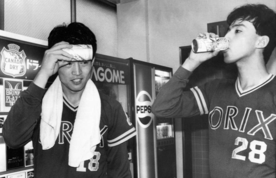 　現役時代、ジュースを飲む星野伸之（右）＝１９８９年６月２３日