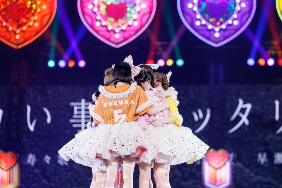 　東京ドーム公演が発表され、抱き合って喜ぶＦＲＵＩＴＳ　ＺＩＰＰＥＲ（提供：ヨシモリユウナ）