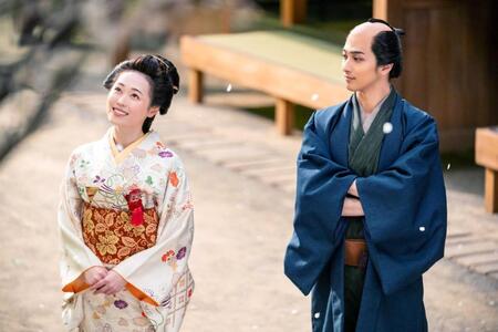 　誰袖役の福原遥（左）と蔦屋重三郎役の横浜流星　大河ドラマ「べらぼう～蔦重栄華乃夢噺～」より