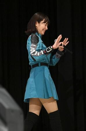 　３０年前のミニの衣装で登壇したさとう珠緒（撮影・園田高夫）