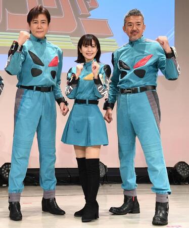 　３０年前のミニの衣装で登場したさとう珠緒（中央）＝撮影・園田高夫