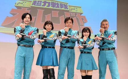 　３０年前の衣装で勢ぞろいした（左から）合田雅吏、麻生あゆみ、宍戸マサル、さとう珠緒、正岡邦夫がポーズを決める（撮影・園田高夫）