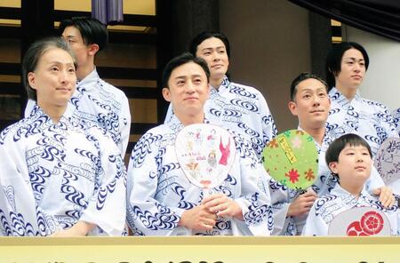 　劇場前イベントに参加した（左から）中村七之助、松本幸四郎、中村勘九郎、中村長三郎