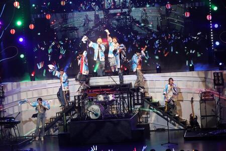 　「ばんざいとなつやすみ」でパフォーマンスを行うＢ＆ＺＡＩ